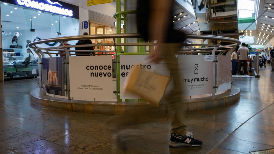 Muy Mucho: Diseño de contenido: Vinilo de kiosco, centro comercial
