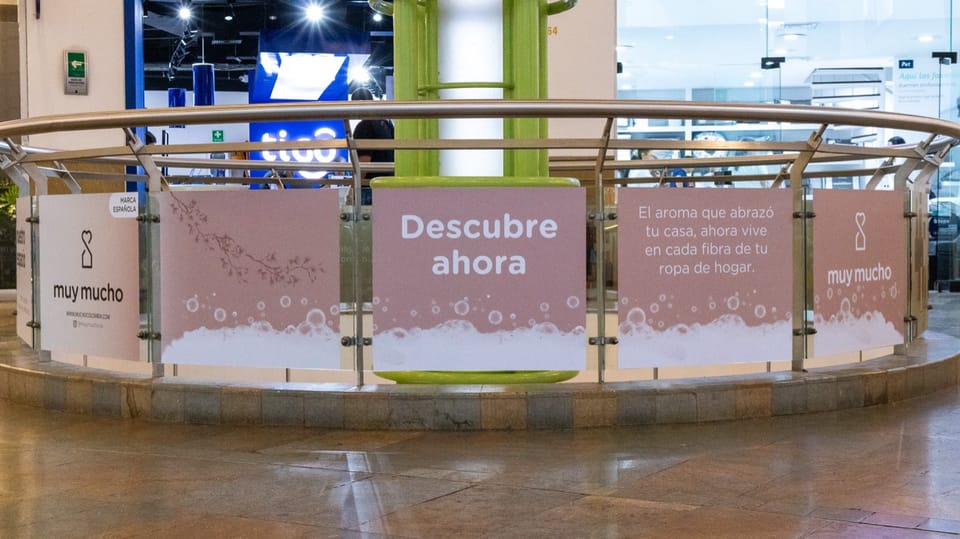 Muy Mucho: Diseño de contenido: Vinilo de kiosco, centro comercial