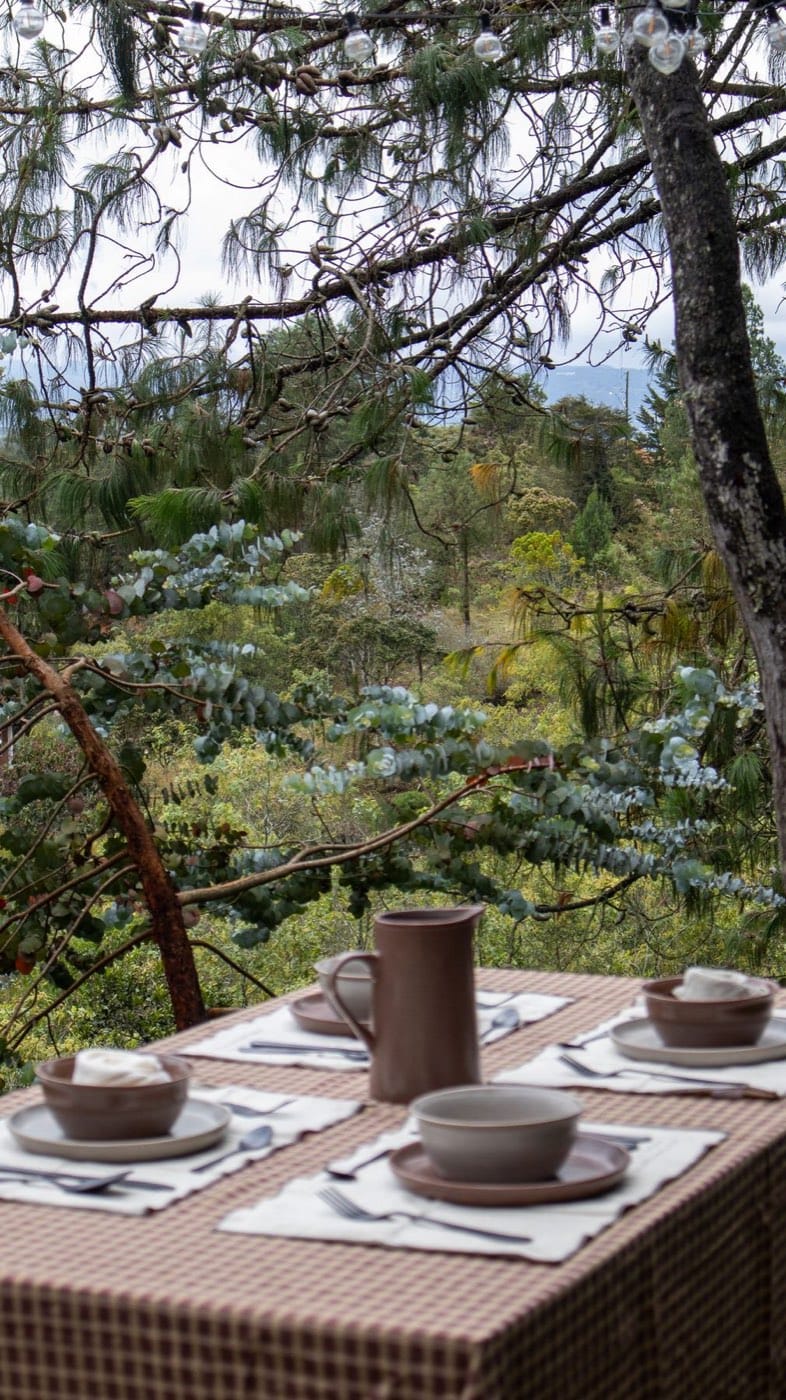 Muy Mucho: Fotografía: Mesa al aire libre